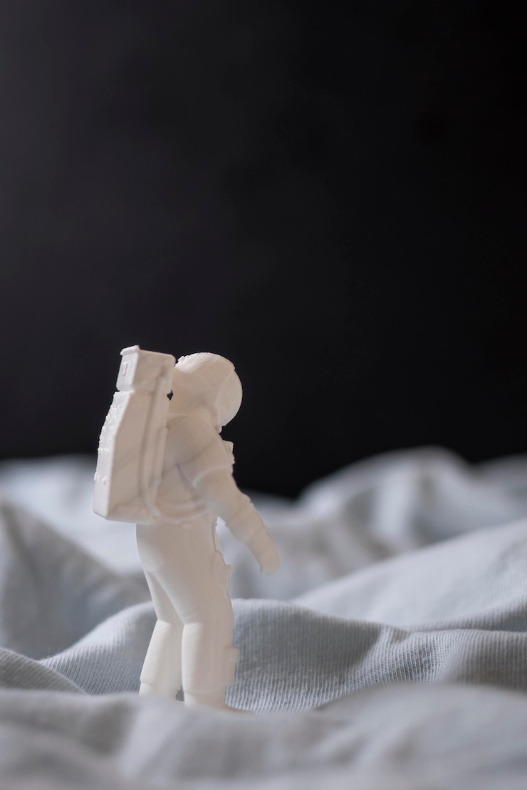 Photo gratuit arrangement d'espace de nature morte avec astronaute