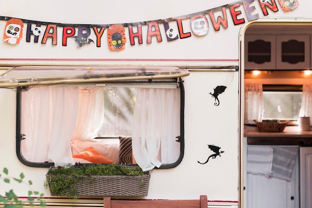 Photo gratuite arrangement extérieur d'halloween en caravane