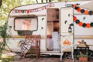 Photo gratuite arrangement extérieur d'halloween avec caravane