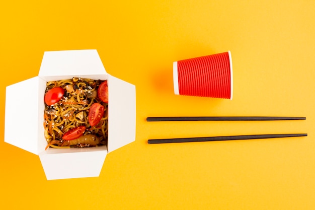 Photo gratuite arrangement de fast food chinois