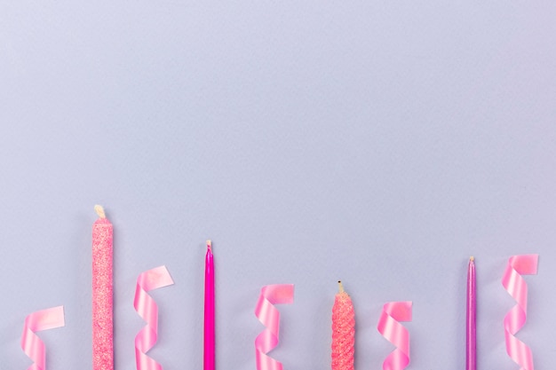 Arrangement de fête avec des bougies et des rubans