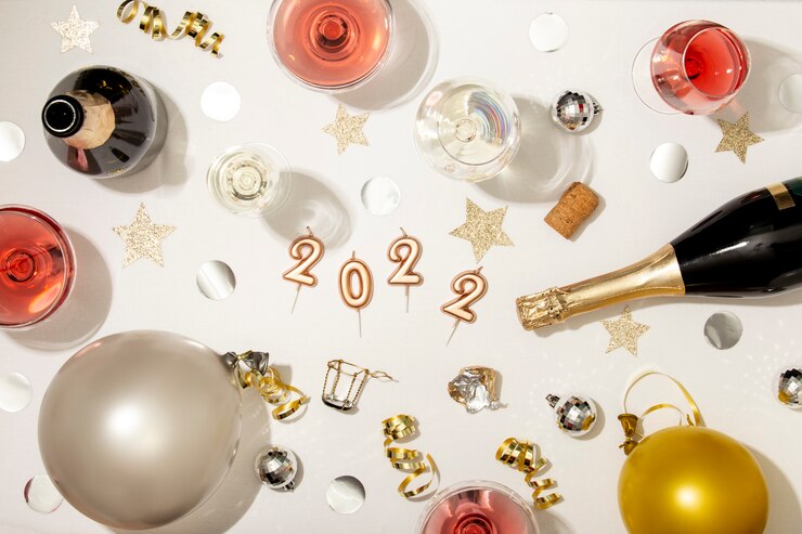 Photo gratuit arrangement de fête du nouvel an avec bouteille de champagne