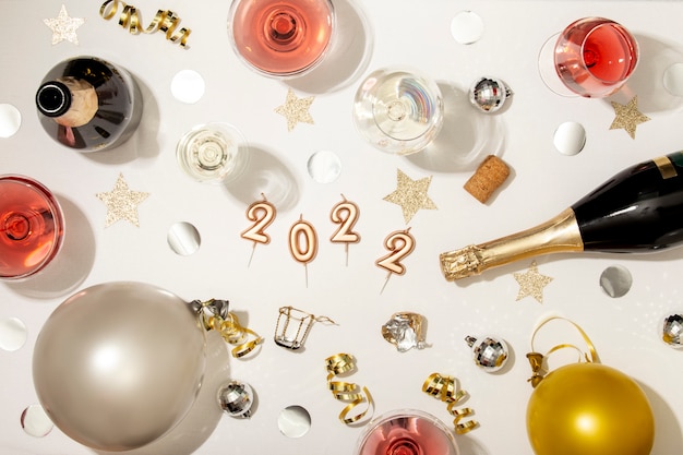 Arrangement de fête du nouvel an avec bouteille de champagne