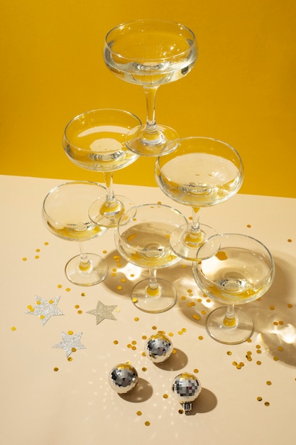 Arrangement de fête du nouvel an avec verres et boissons