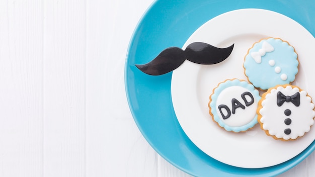 Arrangement de fête des pères avec des cookies