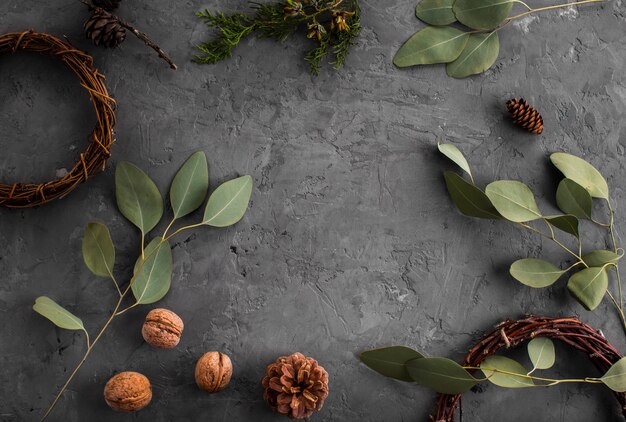 Arrangement de feuilles de noix et de pommes de pin