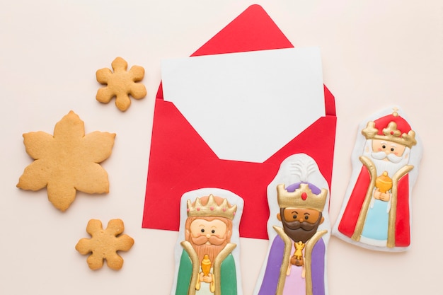 Photo gratuite arrangement de figurines comestibles en biscuit royalty