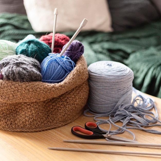 Arrangement avec fil pour le crochet