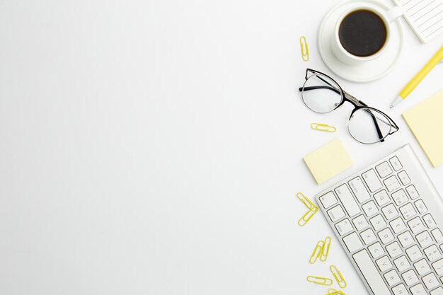 Arrangement fixe à plat sur le bureau avec espace copie et café