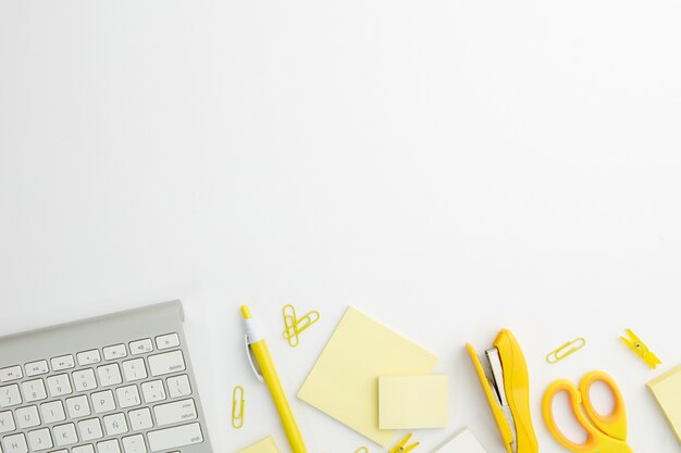 Arrangement fixe à plat sur le bureau avec des fournitures jaunes