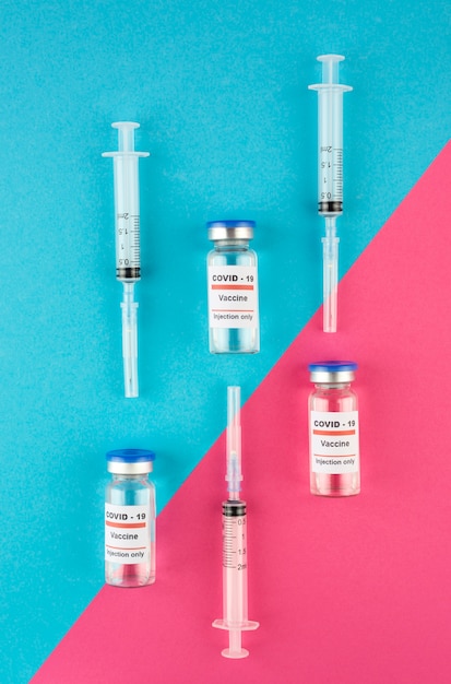 Photo gratuite arrangement de flacons et de seringues de vaccin contre le coronavirus