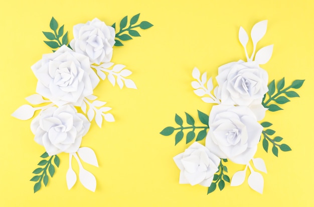 Arrangement de fleurs blanches et fond jaune