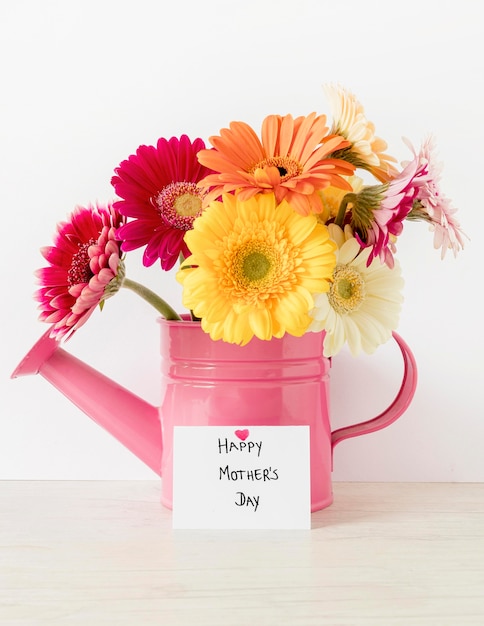 Photo gratuite arrangement avec des fleurs dans un arrosoir