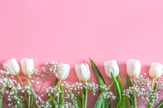 arrangement de fleurs de printemps sur un mur rose