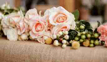 Photo gratuite arrangement floral avec des roses roses