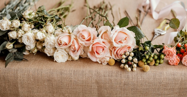 Arrangement floral avec des roses roses