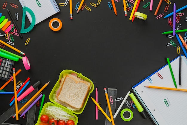 Arrangement avec fournitures scolaires et snack