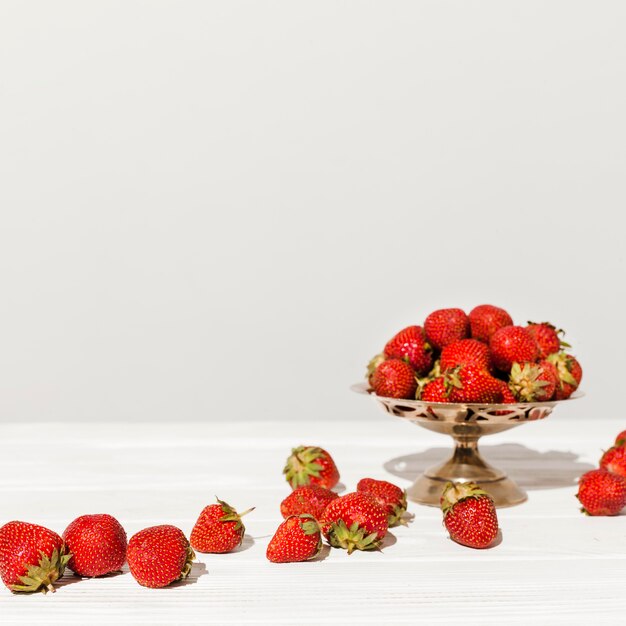 Arrangement avec des fraises fraîches