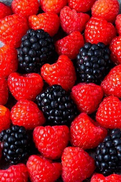 Arrangement de framboises et de mûres vue de dessus