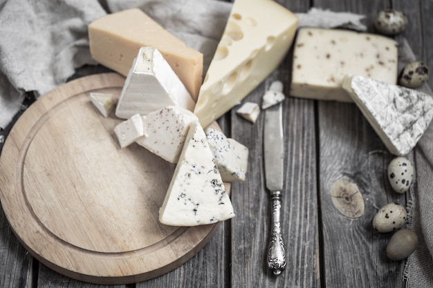 Photo gratuite arrangement de fromages gastronomiques