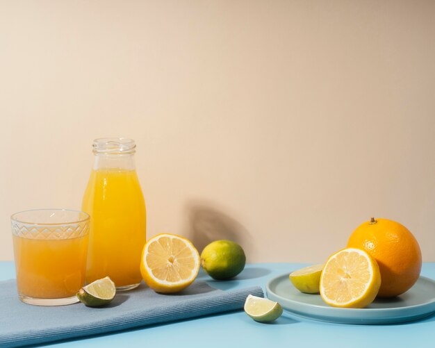 Arrangement avec fruits et boissons