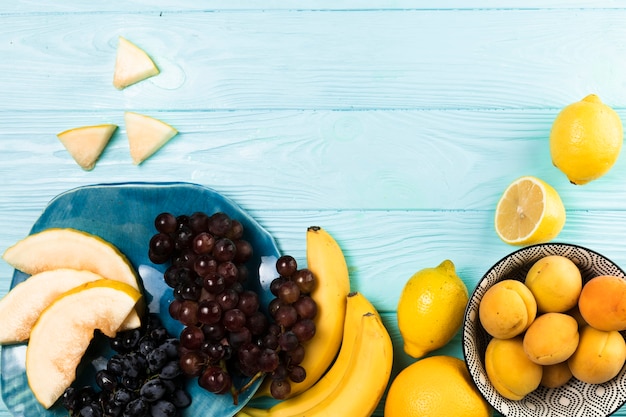 Arrangement de fruits sur fond en bois