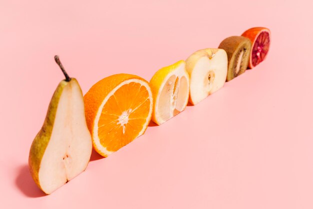 Arrangement de fruits sur fond rose