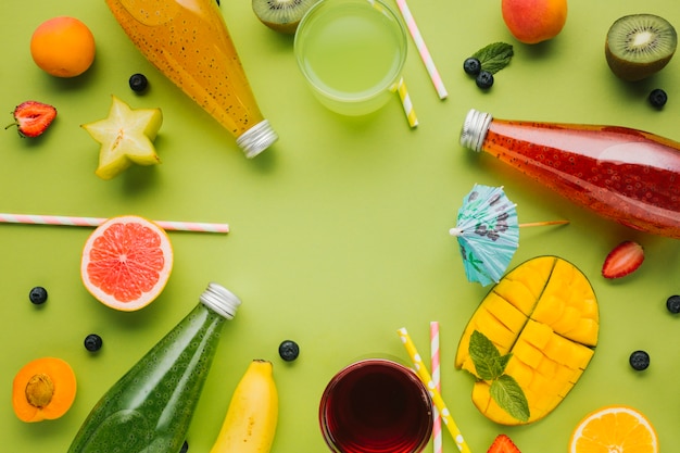 Photo gratuite arrangement de fruits et jus colorés