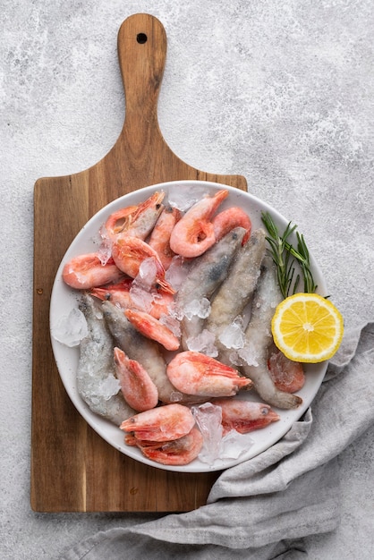 Arrangement avec fruits de mer surgelés sur la table