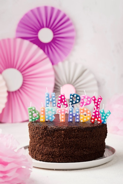 Arrangement avec gâteau au chocolat d'anniversaire et bougies