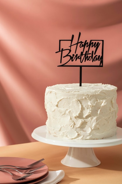Photo gratuite arrangement de gâteau de joyeux anniversaire