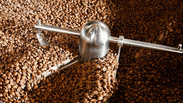 Photo gratuite arrangement de grains de café avec machine
