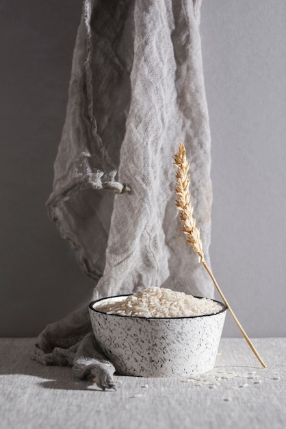 Photo gratuite arrangement de grains, de riz et de tissu