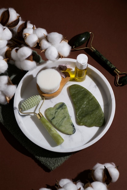 Photo gratuite arrangement de gua sha et de coton au-dessus de la vue