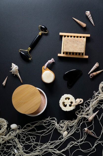 Photo gratuite arrangement de gua sha et d'objets en bois