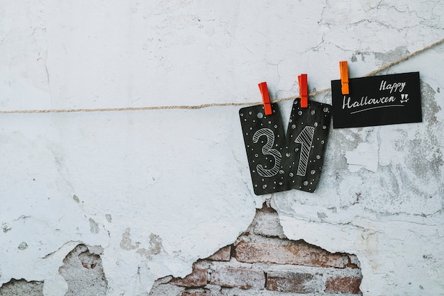 Arrangement d&#39;Halloween avec des cartes noires avec des inscriptions