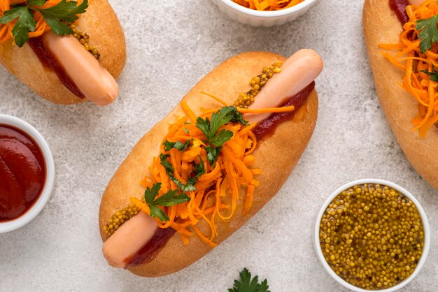 Arrangement de hot-dogs savoureux à plat