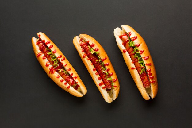 Arrangement de hot dogs vue de dessus