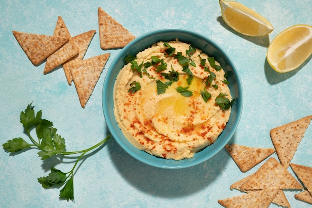 Arrangement de houmous et de craquelins vue de dessus