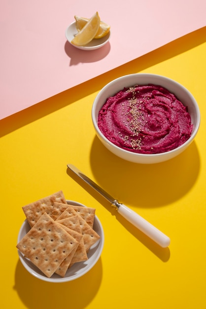 Photo gratuite arrangement de houmous et craquelins