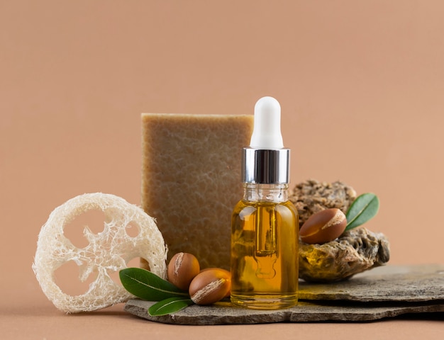 Arrangement d'huile d'argan sain vue de face