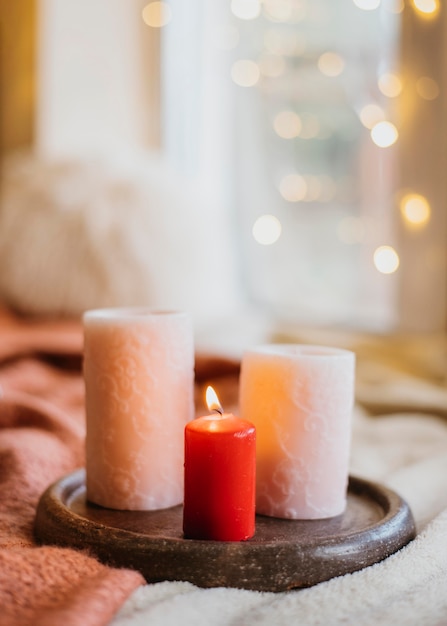 Arrangement hygge d'hiver avec bougies