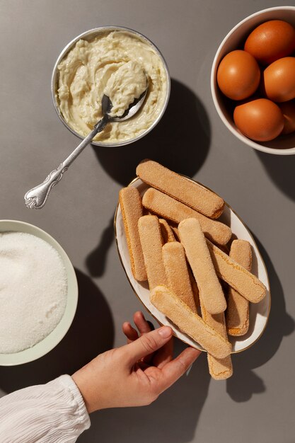 Arrangement des ingrédients du tiramisu au-dessus de la vue