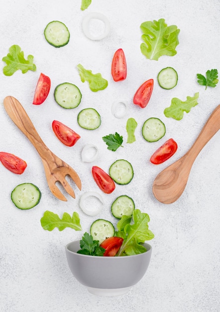 Photo gratuite arrangement des ingrédients de la salade sur fond blanc