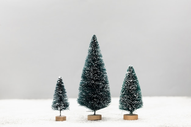 Photo gratuite arrangement avec de jolis petits arbres de noël