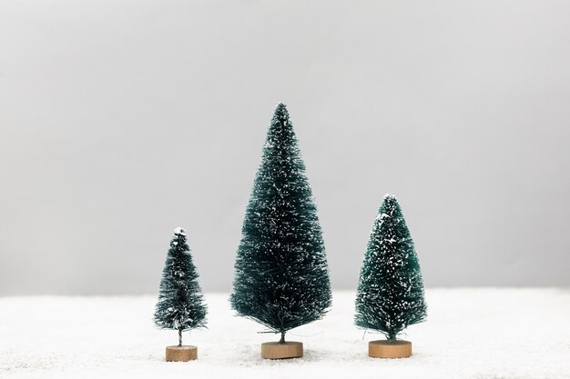 Arrangement avec de jolis petits arbres de Noël