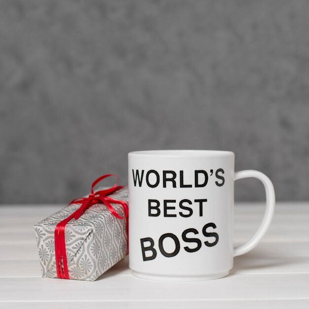 Arrangement de jour du patron de vue de face avec cadeau et tasse