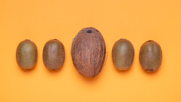 Arrangement de kiwi et noix de coco vue de dessus