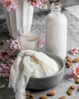 Photo gratuite arrangement de lait d'amande sur la table