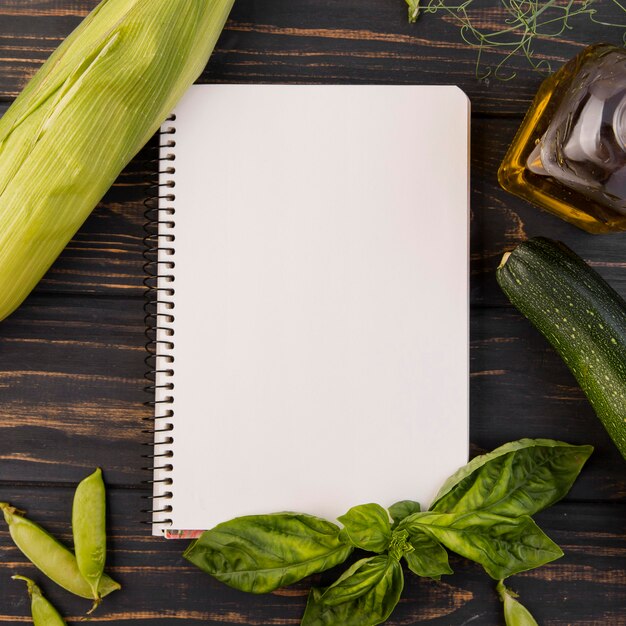 Arrangement de légumes avec bloc-notes vide